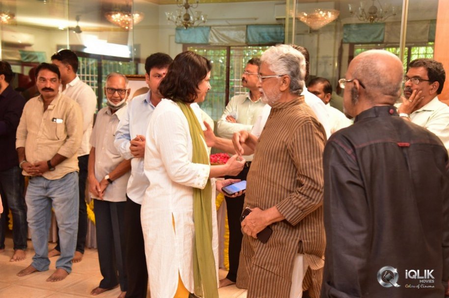 Celebrities-pay-homage-to-superstar-Krishna